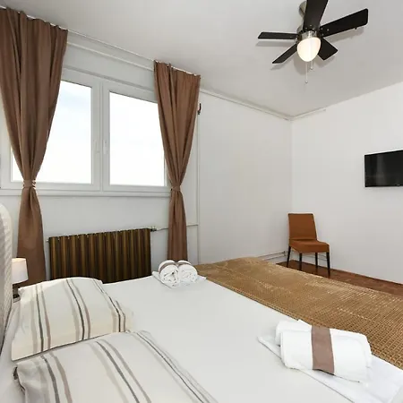 Apartment Loro 1 *