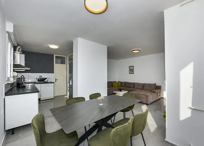 Apartament Loro 1 *