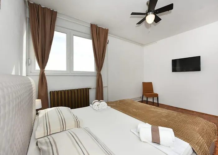 Apartament Loro 1 *