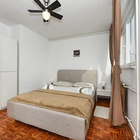 Loro 1 Apartment *