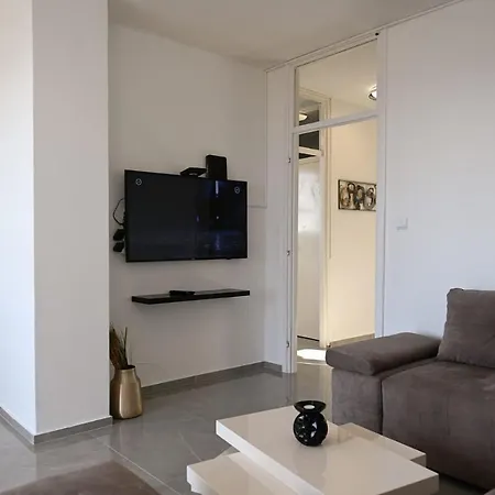 Loro 1 Apartment *